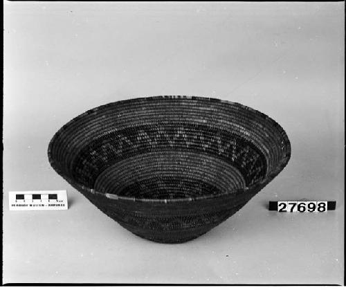 Food or mush bowl from the collection of S. Cabot. Coiled.