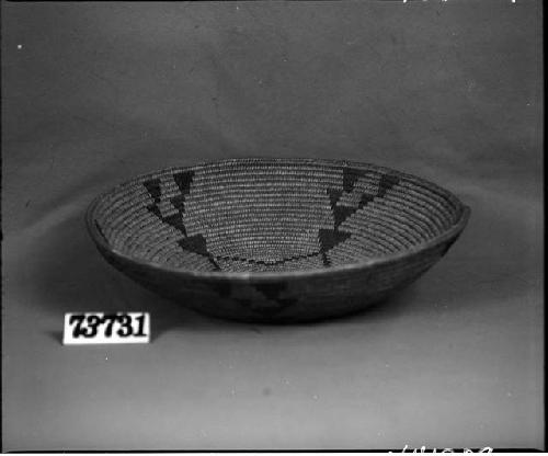 Shallow bowl or tray from the collection of G. Nicholson. Coiled, two-rod and bundle foundation, non-interlocking stitches.