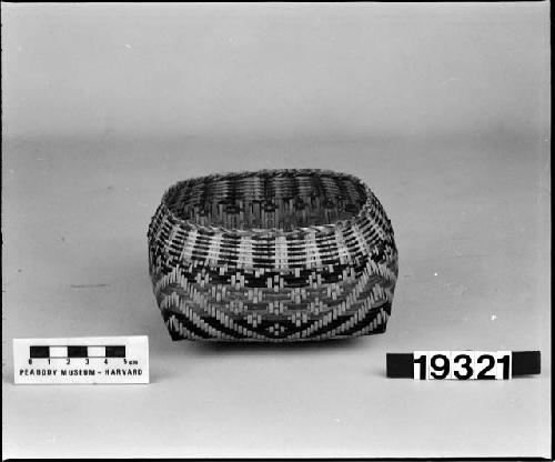 Small utilitarian basket from the collection of J.S. and C.T.D. Swain, 1900-1940. Twill plaited.