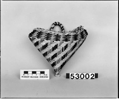 Heart-shaped basket made by Faye Stouff. From unknown collection. Twilled plaited.