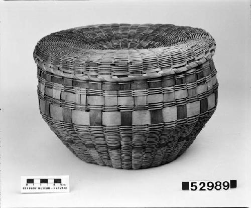 Covered basket. From unknown collection. Plain plaited.