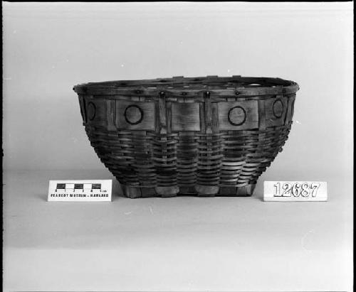 Round basket from the collection of the brothers of Mrs. J.M. Robinson, 1883-1925. Plain plaited.