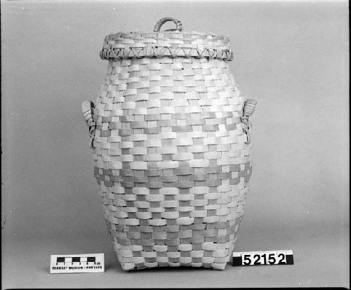 Small potato basket or hamper made by Mary and Donald Sanipass. From the collection of C. Walsh. Plain plaited.