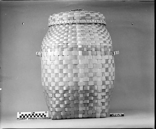 Hamper made by Donald and Mary Sanipass. From the collection of C. Walsh. Plain plaited.