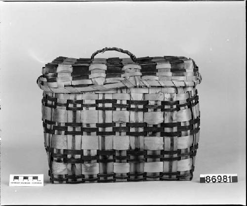 Covered rectangular basket. From unknown collection. Plain plaited.