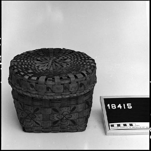 Covered work basket purchased near Framingham, MA, before 1839. From the collection of the mother of Mrs. S.T. Satterthwaite. Plain plaited.