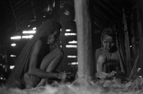 Samuel Putnam negatives, New Guinea; ground level; 2 women; one is Anneake; this is Wuperainbma hunu