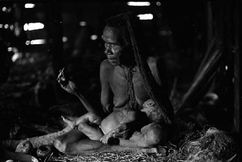 Samuel Putnam negatives, New Guinea; Aneake with small child in her lap in Wuperainma hunu