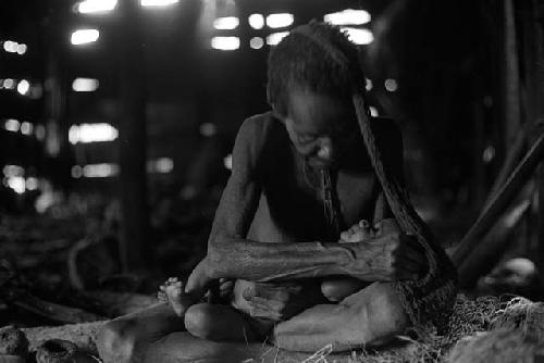 Samuel Putnam negatives, New Guinea; Aneake and the baby; her head is in motion