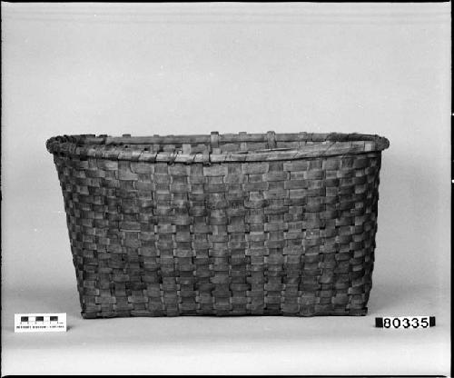 Rectangular basket. From the collection of M.R. Harrington. Plain plaited walls.