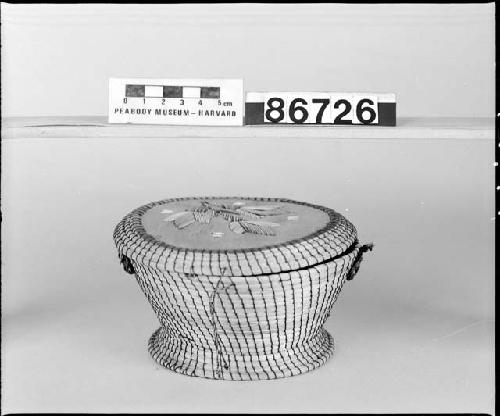 Covered basket, made of grass and birch bark