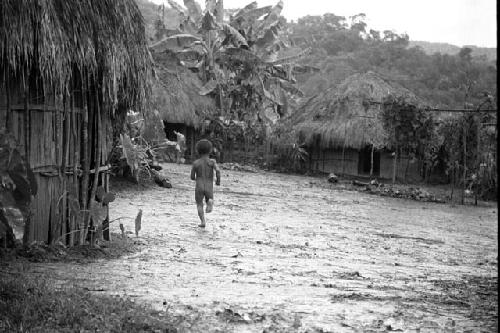 Samuel Putnam negatives, New Guinea; Natorek running down the sili towards the hunu of Wuperainma