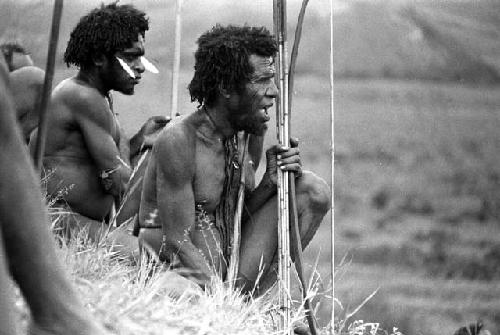 Samuel Putnam negatives, New Guinea; men watching the battle on the end of the Warabara; yelling at the enemy