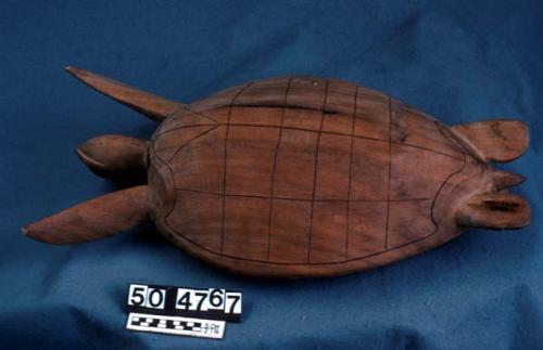 Carved wooden turtle ("fonu"). 20 x 30 x 10 cm.