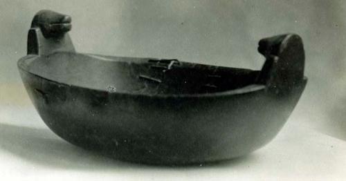 Wooden bowl, from the Mahicans, with two animal heads on the sides