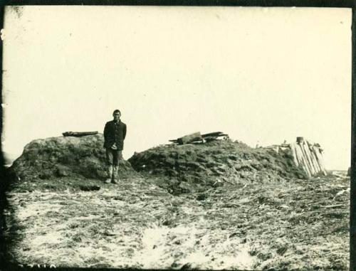 Ice house and (dwelling) house. Belong to Uikohraks.