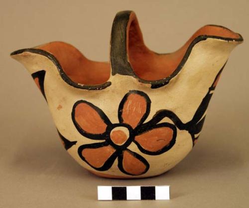 Polychrome pottery basket-shaped vessel with single handle, floral motifs