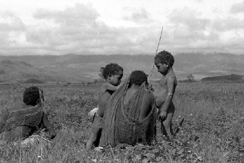 Samuel Putnam negatives, New Guinea; 2 women and 2 children; Metek one of them; out in the fields