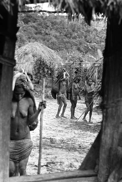 Samuel Putnam negatives, New Guinea; woman approaching the entraceway of Wuperainm; bkgd other women in sili