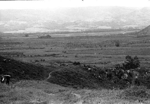 Samuel Putnam negatives, New Guinea; people walking down towards Abukulmo in Homaklepukul