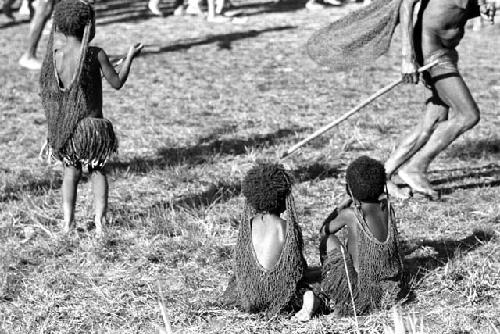 Samuel Putnam negatives, New Guinea; little girls watching Etai