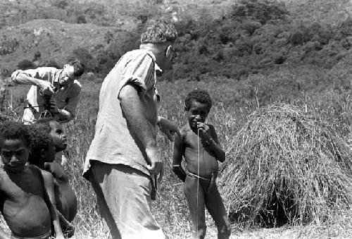 Karl Heider negatives, New Guinea; Uwar and other children