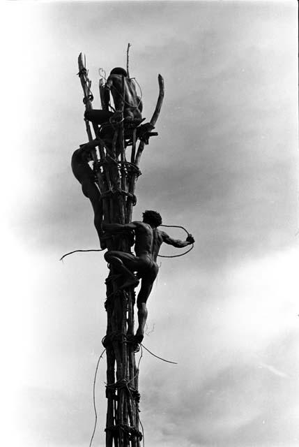 Karl Heider negatives, New Guinea; Men in the kaio