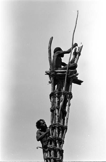 Karl Heider negatives, New Guinea; Men in the kaio