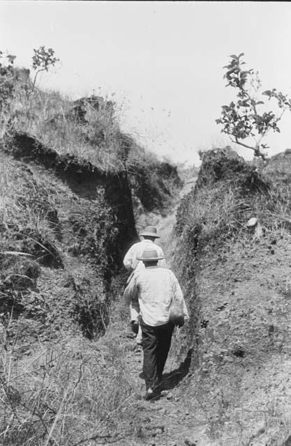 Tow men in road to Tole