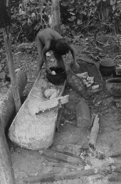 Washing scraped cassava before grating