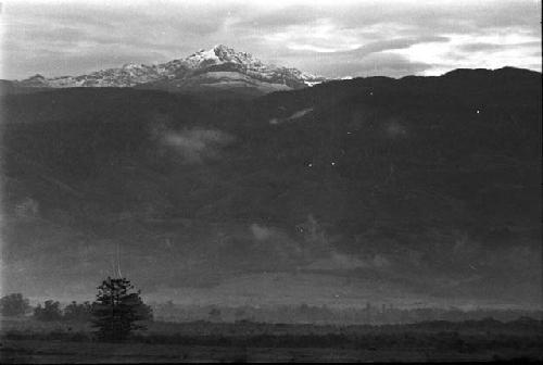 View (shot w 250mm lens) from Wupakaima across GV of snow on Wilh. Top