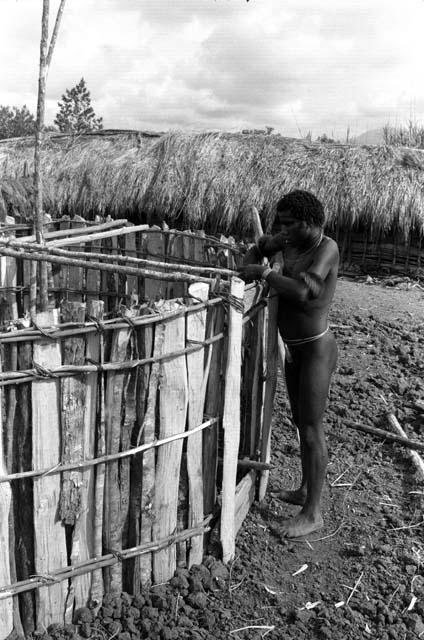 Dumakonem. Sitoba working on walls.