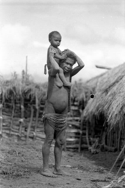 Dumakonem. woman with baby on shoulders overexp.