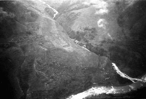 Air view. Mugui River flows into Baliem.