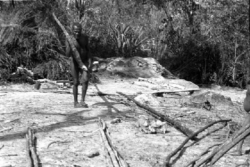 Musanima. Alugu carries beam.