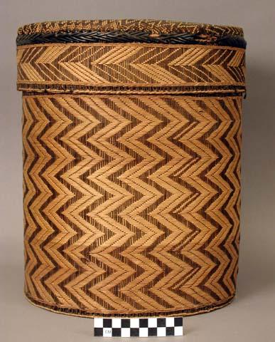 Round lidded basket