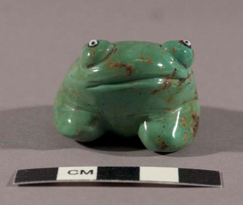 Fetish frog of turquoise with white glass bead eyes