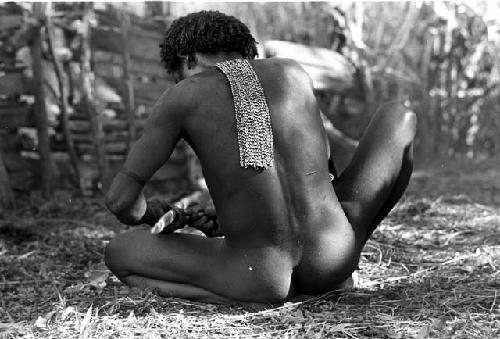 Karl Heider negatives, New Guinea; Wrapping the tikil