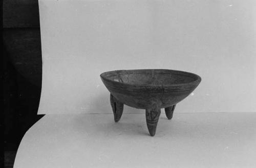 Tripod dish, alligator ware, plain interior