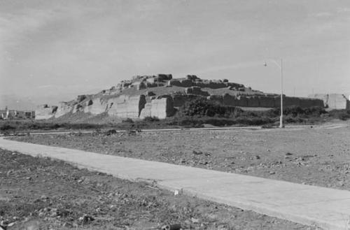 Lima, huaca on Avenida Salaverry near country club