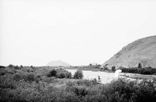 El Salitre (right) and Cerro Salazar from highway