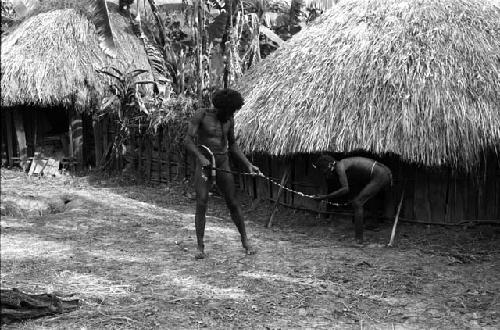 Men removing nyeraken aré from honai