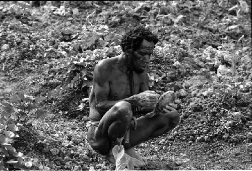 Man eating hiperi