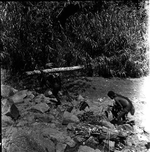 Women at salt wells