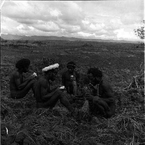 Men eating hiperi