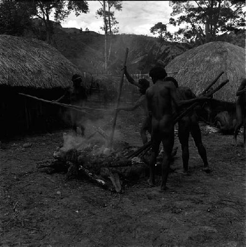 Men with prongs; picking stones out of the fire to put into the haksé