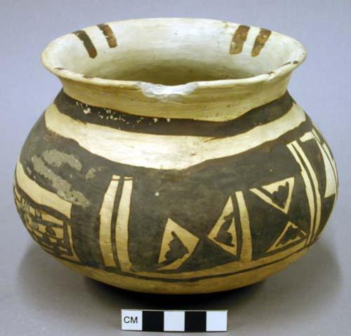 San Bernardo black-on-yellow pottery jar