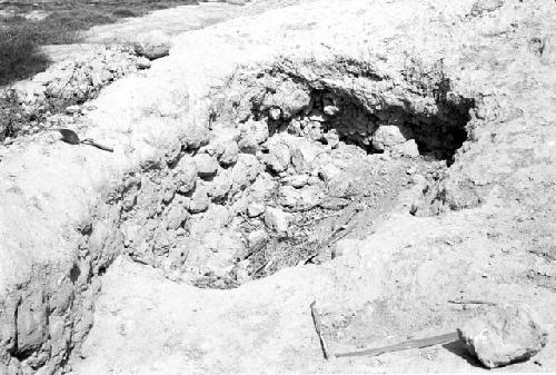Detail of chamber wall and fill at north corner of huaca at Site 127