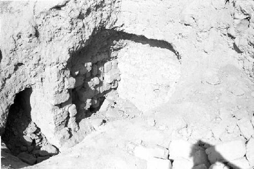 White plaster in east wall of Huaqueo C at Site 128