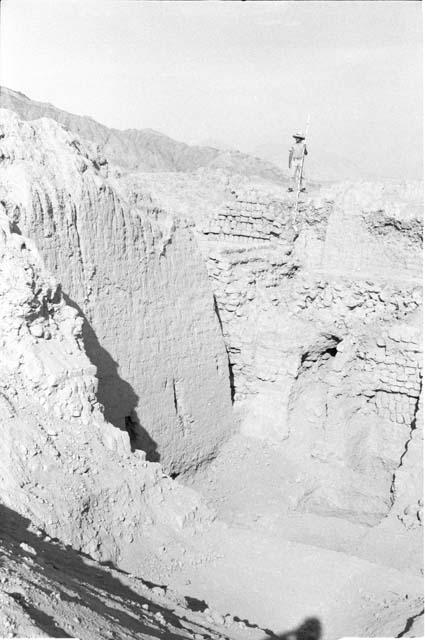 North and east walls inside Huaqueo A at Site 128